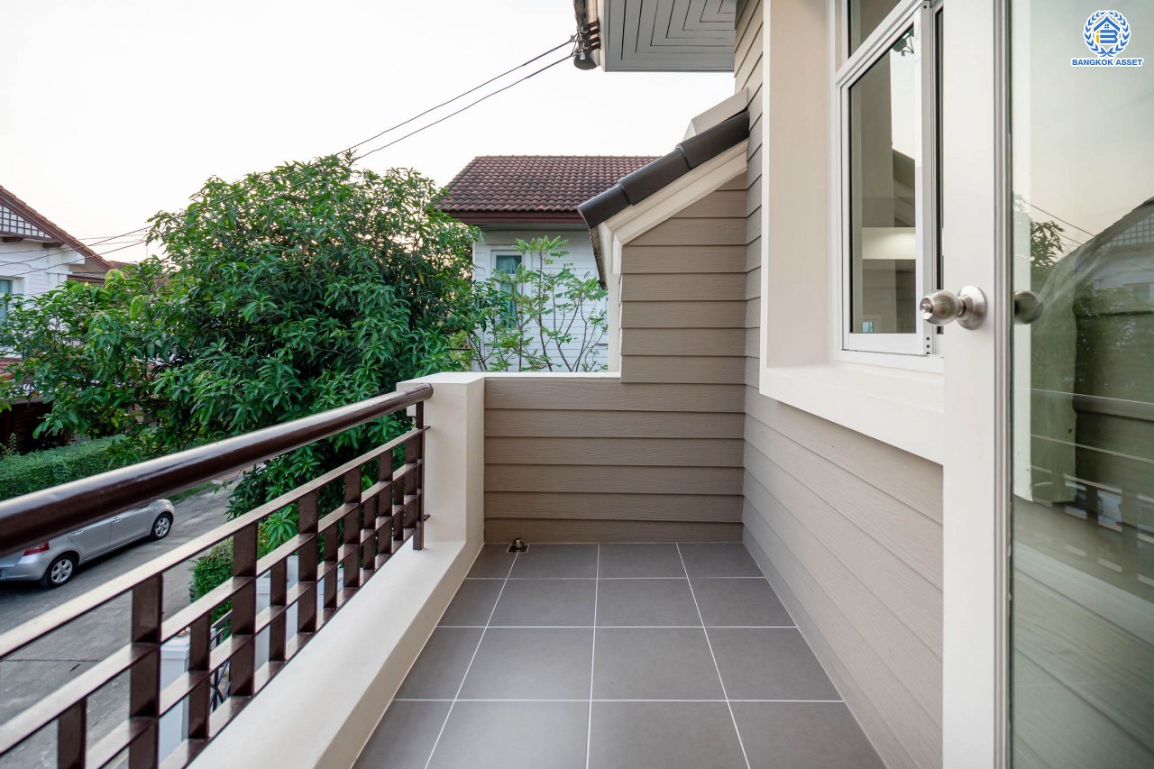 บ้านมือสองตกแต่งใหม่ โครงการ ธนาสิริ รัตนาธิเบศร์ เนื้อที่ 54.7 ตร.ว. ดีไซน์ตอบทุกไลฟ์สไตล์ ฟังก์ชัน 3 ห้องนอน 3 ห้องน้ำ จอดรถได้ 1 คัน บนทำเลติดถนนรัตนาธิเบศร์ เชื่อมต่อหลายเส้นทาง ใกล้รถไฟฟ้าสายสีม่วง "สถานีบางรักใหญ่" และจุดขึ้นทางด่วน "ศรีรัช"